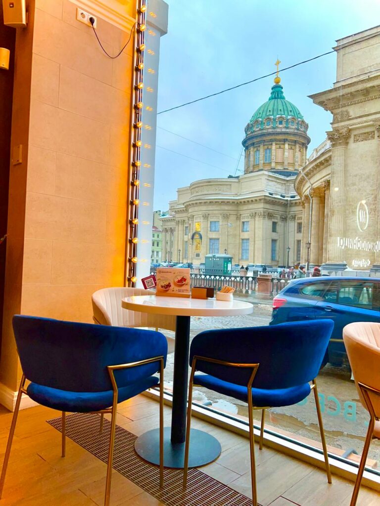 Cafe санкт петербург. Кафе в Питере с видом на Казанский собор. Кофейня у Казанского собора на Невском. Кафе с красивым видом на Казанский собор на Невском. Отель с видом на Казанский собор СПБ.